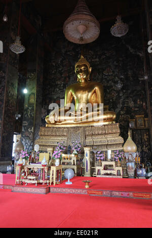 Buddha-Statue im Wat Suthat Thep Wararam, buddhistischer Tempel im Bezirk Phra Nakhon, Bangkok, Thailand. Südost-Asien Stockfoto