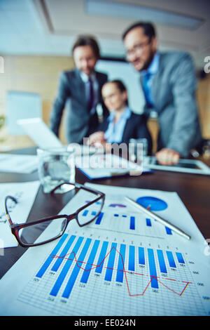 Nahaufnahme des Dokuments mit Brille auf Tisch Stockfoto