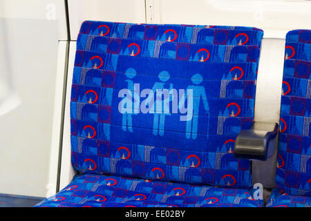 Sitz auf der Northern Line u-Bahn für schwangere Frauen, die mit kleinen Kindern und ältere Menschen oder Behinderte reserviert. Stockfoto