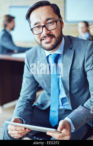 Porträt der Geschäftsmann mit charmanten Lächeln Stockfoto