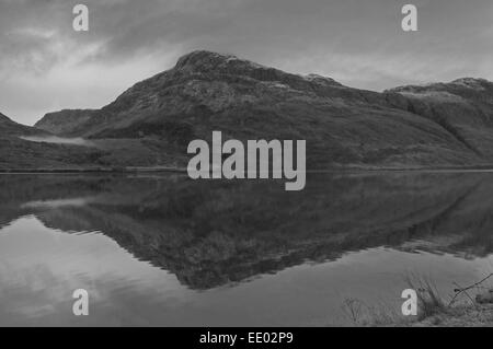 Loch Maree und Beinn Mhuinidh in schwarz und weiß Stockfoto