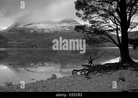 Loch Maree und Slioch in schwarz / weiß Stockfoto