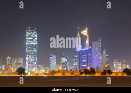 Skyline von Kuwait-Stadt bei Nacht Stockfoto