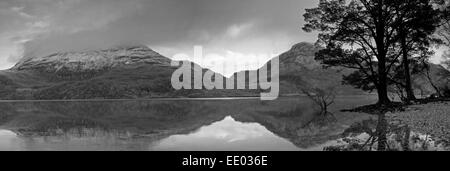 Loch Maree und Slioch Panoramic in schwarz / weiß Stockfoto