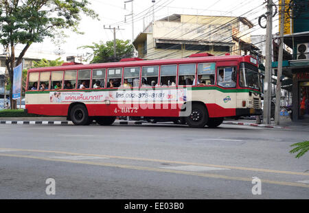 Öffentliche Verkehrsmittel-Bus in den Straßen von Bangkok, Thailand, Südostasien. Stockfoto