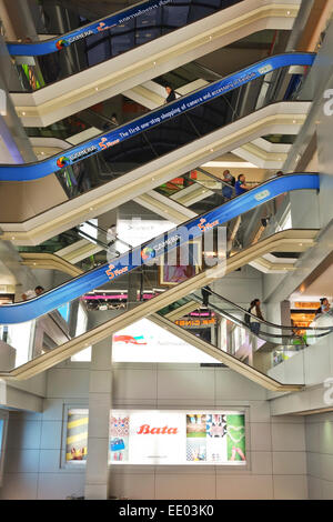 Rolltreppen, innen, innere, MBK Mahboonkrong, shopping Center, Bangkok, Thailand, Südostasien. Stockfoto