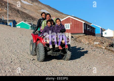 Familie von Ittoqqortoormiit, Scoresby Sund, Grönland Stockfoto