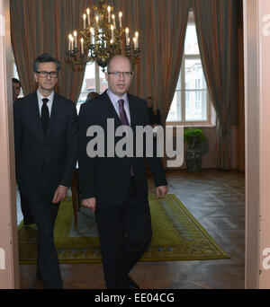 Prag, Tschechische Republik. 12. Januar 2015. Tschechische Premierminister Bohuslav Sobotka, richtig, kommt das Kondolenzbuch für die Opfer eines Angriffs von bewaffneten Männern auf die Büros des französischen satirischen Zeitung Charlie Hebdo, in der französischen Botschaft in Prag, Tschechische Republik, auf Montag, 12. Januar 2015 unterzeichnen. Französischer Botschafter Jean-Pierre Asvazadourian, links. Bildnachweis: Michal Dolezal/CTK Foto/Alamy Live-Nachrichten Stockfoto