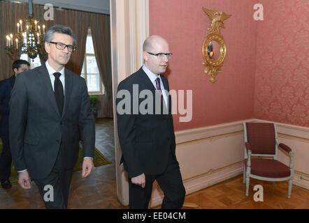 Prag, Tschechische Republik. 12. Januar 2015. Tschechische Premierminister Bohuslav Sobotka, richtig, kommt das Kondolenzbuch für die Opfer eines Angriffs von bewaffneten Männern auf die Büros des französischen satirischen Zeitung Charlie Hebdo, in der französischen Botschaft in Prag, Tschechische Republik, auf Montag, 12. Januar 2015 unterzeichnen. Französischer Botschafter Jean-Pierre Asvazadourian, links. Bildnachweis: Michal Dolezal/CTK Foto/Alamy Live-Nachrichten Stockfoto