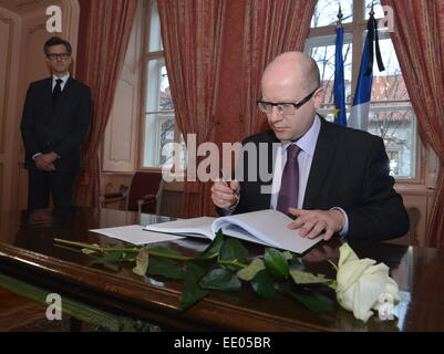 Prag, Tschechische Republik. 12. Januar 2015. Tschechische Premierminister Bohuslav Sobotka, Recht, schließt das Kondolenzbuch für die Opfer eines Angriffs von bewaffneten Männern auf die Büros des französischen satirischen Zeitung Charlie Hebdo, in der französischen Botschaft in Prag, Tschechische Republik, Montag, 12. Januar 2015. Französischer Botschafter Jean-Pierre Asvazadourian, links, blickt auf. Bildnachweis: Michal Dolezal/CTK Foto/Alamy Live-Nachrichten Stockfoto