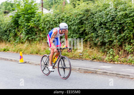 Ironman-Bike-Fahrer am 112 Meile Rennen teilnehmen Stockfoto