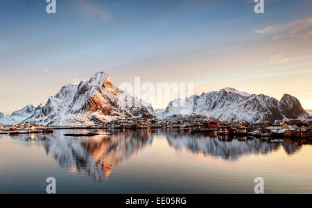 Sonnenaufgang über dem Olstind mit Reine Dorf im Vordergrund Stockfoto