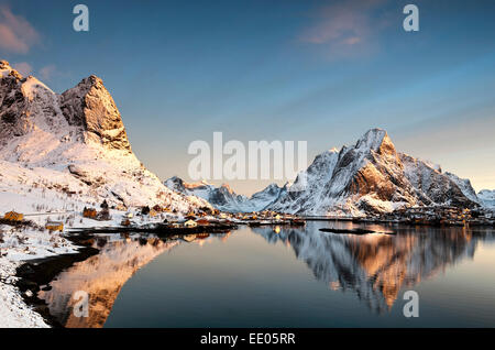 Sonnenaufgang über dem Olstind mit Reine Dorf im Vordergrund Stockfoto