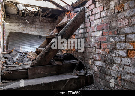 Alten stillgelegten Holztreppen in einer stillgelegten Fabrik führt auf das Dach Stockfoto