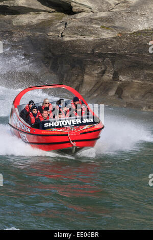 Menschen Jetboot Fahren in der Shotover River Canyon an Arthurs Point, Queenstown, Otago, Südinsel, Neuseeland. Stockfoto