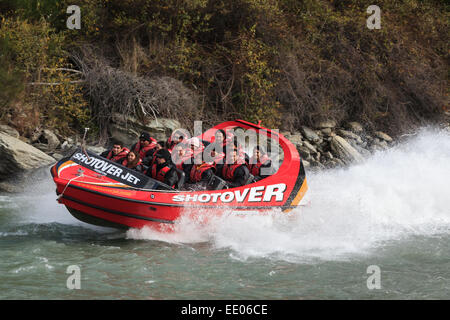 Glückliche Menschen Jetboot Fahren auf Shotover River bei Arthurs Point, Queenstown, Otago, Südinsel, Neuseeland. Stockfoto
