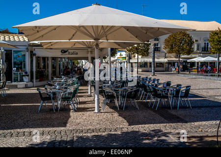 Café mit Sitzmöglichkeiten im Freien mit Stühlen unter großen Sonnenschirmen die Insassen vor der Sonne schützen Stockfoto