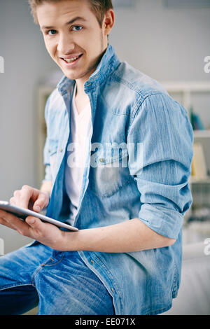Lächelnde Jüngling mit touchpad Stockfoto