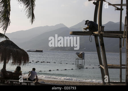 30. Dezember 2014 - Lingshui Li autonome Grafschaft, Provinz Hainan, China - In den letzten Jahren, die chinesische Peopleâ€™ s Idee wie Sie ihren Festival Urlaub zu verbringen hat sich verändert, immer mehr Menschen oder Familien außerhalb Reisen um zu verbringen den Urlaub zu wählen. Chinesische Reisende sind jetzt die Top-Quelle Tourismus Geld in der Welt. Reisen in der Volksrepublik China, ist Provinz Hainan eine gute Wahl, vor allem im Winter, weil es die südlichste Provinz in China ist und ein tropisches Monsunklima mit wärmeren Jahresdurchschnittstemperaturen hat. Daher sind die meisten Touristen in Hainan aus den nördlichen Regionen von China in Stockfoto