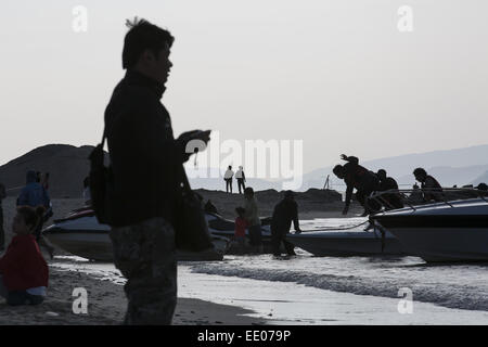 30. Dezember 2014 - Lingshui Li autonome Grafschaft, Provinz Hainan, China - In den letzten Jahren, die chinesische Peopleâ€™ s Idee wie Sie ihren Festival Urlaub zu verbringen hat sich verändert, immer mehr Menschen oder Familien außerhalb Reisen um zu verbringen den Urlaub zu wählen. Chinesische Reisende sind jetzt die Top-Quelle Tourismus Geld in der Welt. Reisen in der Volksrepublik China, ist Provinz Hainan eine gute Wahl, vor allem im Winter, weil es die südlichste Provinz in China ist und ein tropisches Monsunklima mit wärmeren Jahresdurchschnittstemperaturen hat. Daher sind die meisten Touristen in Hainan aus den nördlichen Regionen von China in Stockfoto