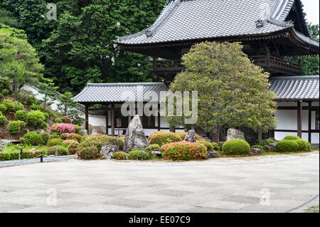 Kaisan-do Zen Tempel, Tofuku-JI, Kyoto, Japan. Der Sand im Kare-sansui-Garten (trocken) wird sorgfältig in ein Schachbrettmuster geharkt Stockfoto