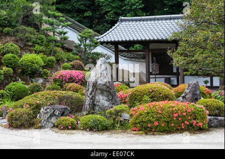 Kaisan-Do Zen Tempel Tofuku-Ji, Kyoto, Japan. Ein Fels in der Tempelgarten, umgeben von blühenden Azaleen Stockfoto