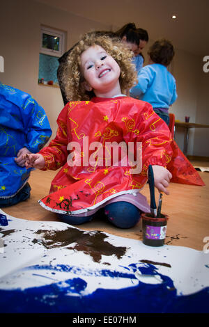 Mädchen Kleinkind Malerei in Abingdon Kindergarten in Abingdon, Oxfordshire, Vereinigtes Königreich Stockfoto