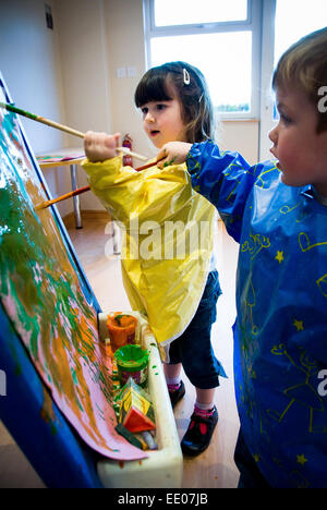 Kinder und Mitarbeiter von Abingdon Kindergarten in Abingdon, Oxfordshire, Vereinigtes Königreich Stockfoto