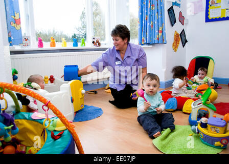 Kinder und Mitarbeiter von Abingdon Kindergarten in Abingdon, Oxfordshire, Vereinigtes Königreich Stockfoto