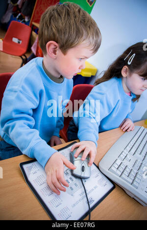 Kinder mit Computer in Abingdon Kindergarten in Abingdon, Oxfordshire, Vereinigtes Königreich Stockfoto