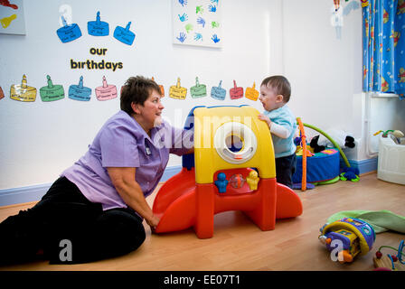 Kinder und Mitarbeiter von Abingdon Kindergarten in Abingdon, Oxfordshire, Vereinigtes Königreich Stockfoto