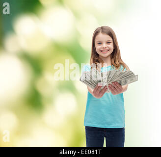 kleine Mädchen geben Dollar Bargeld lächelnd Stockfoto