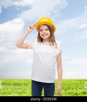 lächelnde Mädchen in Schutzhelm Stockfoto