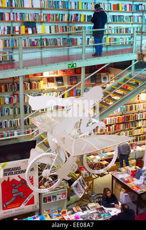 Menschen in einem Café mit vielen Bücherregale in den Abend. Stockfoto
