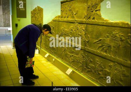 British Museum, London England UK. Assyrische Löwenjagd. Januar 2015 König Ashurbanipal Jagd Löwen. Bas-Relief-Panel in geschnitzt Stockfoto