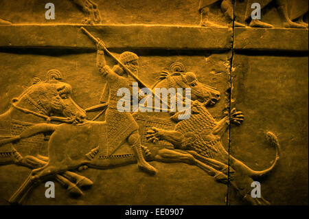 British Museum, London England UK. Assyrische Löwenjagd. Januar 2015 König Ashurbanipal Jagd Löwen. Bas-Relief-Panel geschnitzt. Stockfoto