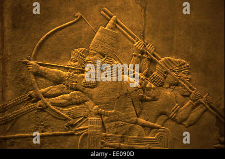 British Museum, London England UK. Assyrische Löwenjagd. Januar 2015 König Ashurbanipal Jagd Löwen. Bas-Relief-Panel in geschnitzt Stockfoto