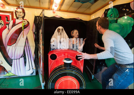 Carters Steam Fair Ghost Train Auditions statt in Aal Brook Common mit Fulham: Atmosphäre wo: London, Vereinigtes Königreich bei: 10. Juli 2014 Stockfoto