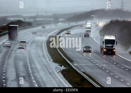 Pyle, UK. Montag, 12. Januar 2015 im Bild: Spray verursacht durch die M4-Autobahn in der Nähe von Pyle in Südwales Autos unterwegs.  Re: Leistungsstarke Jet-Streams bringen eine Reihe von Niederdruck Bereiche über den Atlantik verursacht stürmischen Wetterbedingungen in Teilen von der UK-Credit: D Legakis/Alamy Live News Stockfoto