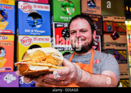 Belfast, Nordirland. 12. Januar 2015. Café-Besitzer Andrew McMenamin öffnet die weltweit erste "Knackig Sandwich" Café Credit: Stephen Barnes/Alamy Live News Stockfoto