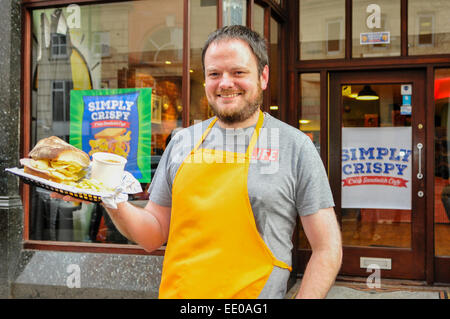 Belfast, Nordirland. 12. Januar 2015. Café-Besitzer Andrew McMenamin öffnet die weltweit erste "Knackig Sandwich" Café Credit: Stephen Barnes/Alamy Live News Stockfoto