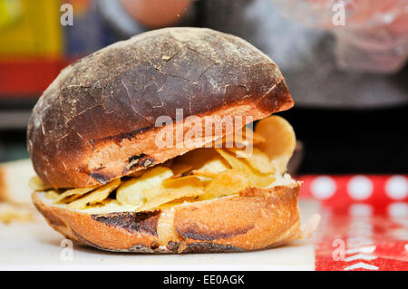 Belfast, Nordirland. 12. Januar 2015. Die ultimative frische Sandwich, ein tayto Käse und Zwiebeln Belfast Bap, ist eine Delikatesse in Nordirland und von lokalen Kennern verehrt. Credit: Stephen Barnes/Alamy Nachrichten Stockfoto