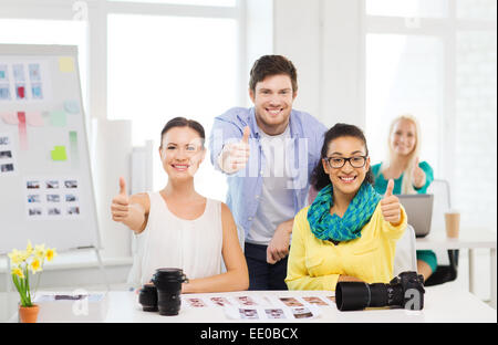 lächelnd Team mit Fotokamera im Büro Stockfoto