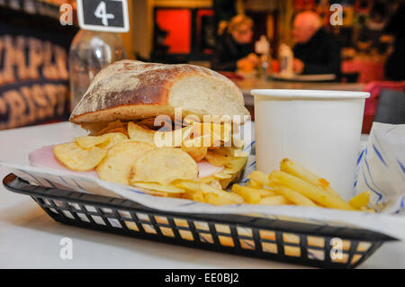 Belfast, Nordirland. 12. Januar 2015. Was als eine Parodie-Website gestartet wurde mit der Eröffnung des weltweit ersten "Knackig Sandwich" Café Realität.  Das gestochen scharfe Sandwich ist eine Delikatesse in Nordirland und von lokalen Kenner verehrt. Bildnachweis: Stephen Barnes/Alamy Live-Nachrichten Stockfoto