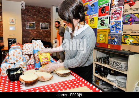 Belfast, Nordirland. 12. Januar 2015. Mitarbeiter macht die ultimative frische Sandwich Tayto Käse und Zwiebel in eine Belfast Bap bei der Eröffnung des weltweit ersten "Knackig Sandwich" Café. Bildnachweis: Stephen Barnes/Alamy Live-Nachrichten Stockfoto