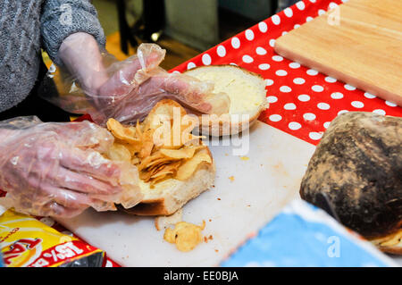 Belfast, Nordirland. 12. Januar 2015. Mitarbeiter macht die ultimative frische Sandwich Tayto Käse und Zwiebel in eine Belfast Bap bei der Eröffnung des weltweit ersten "Knackig Sandwich" Café. Bildnachweis: Stephen Barnes/Alamy Live-Nachrichten Stockfoto