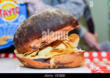 Belfast, Nordirland. 12. Januar 2015. "Tayto Salz und Essig Belfast Bap" knusprige Sandwich während der Eröffnung des weltweit ersten "Knackig Sandwich" Café. Bildnachweis: Stephen Barnes/Alamy Live-Nachrichten Stockfoto