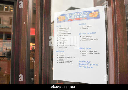 Belfast, Nordirland. 12. Januar 2015. Ein Menü am Eingang des weltweit ersten "Knackig Sandwich" Café.  Das gestochen scharfe Sandwich ist eine Delikatesse in Nordirland und von lokalen Kenner verehrt. Bildnachweis: Stephen Barnes/Alamy Live-Nachrichten Stockfoto