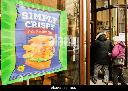 Belfast, Nordirland. 12. Januar 2015. Kunden Herde zu Cafe die weltweit erste "Scharfe Sandwich". Die gestochen scharfe Sandwich ist eine Delikatesse in Nordirland und von lokalen Kennern verehrt. Credit: Stephen Barnes/Alamy leben Nachrichten Stockfoto