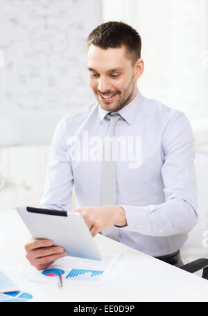 Geschäftsmann mit TabletPC und Ihre Dateien im Büro Stockfoto